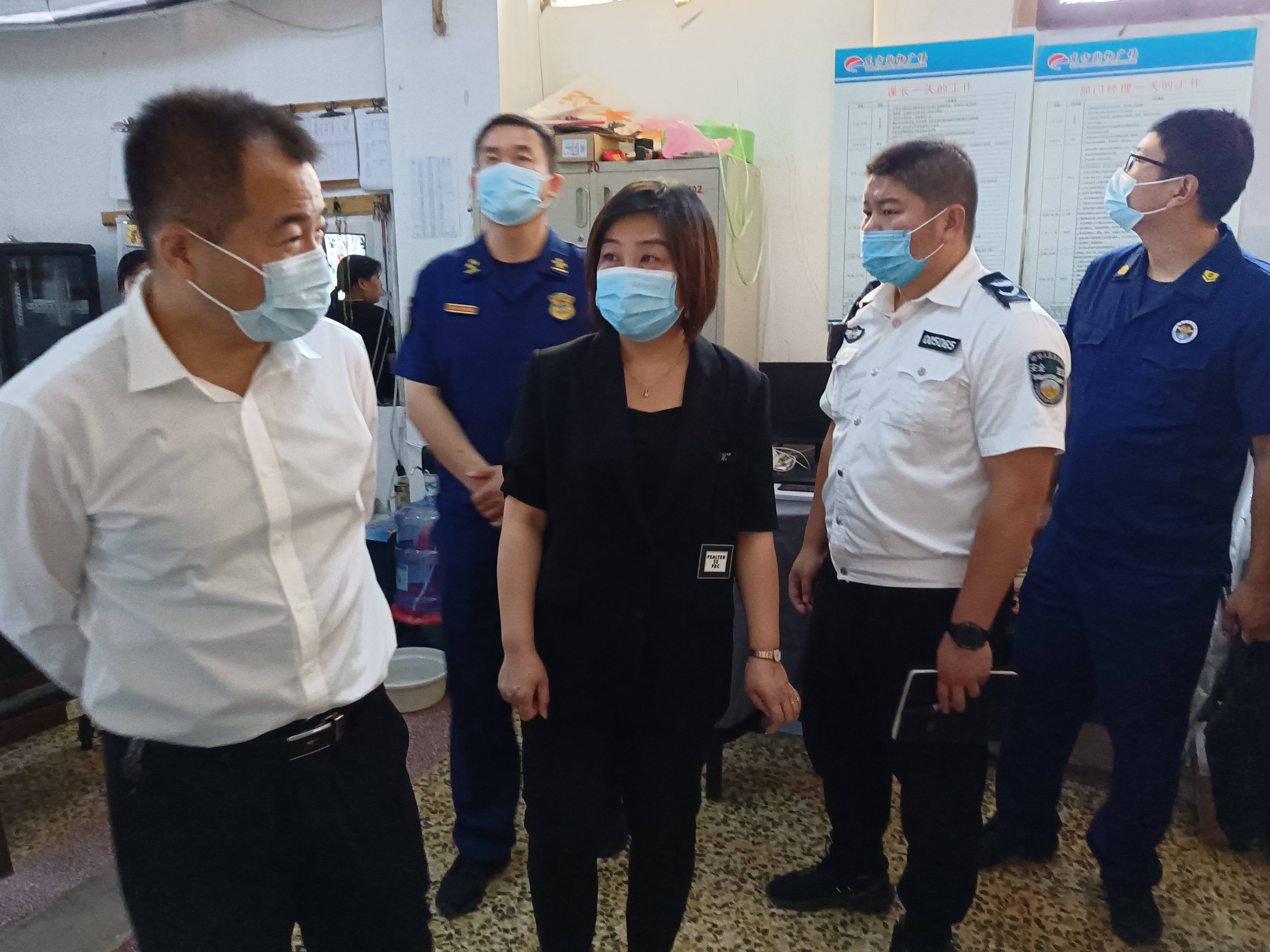 泗水县副县长张全庆带队到泗水华联超市督导检查疫情防控及安全生产工作(1).jpg