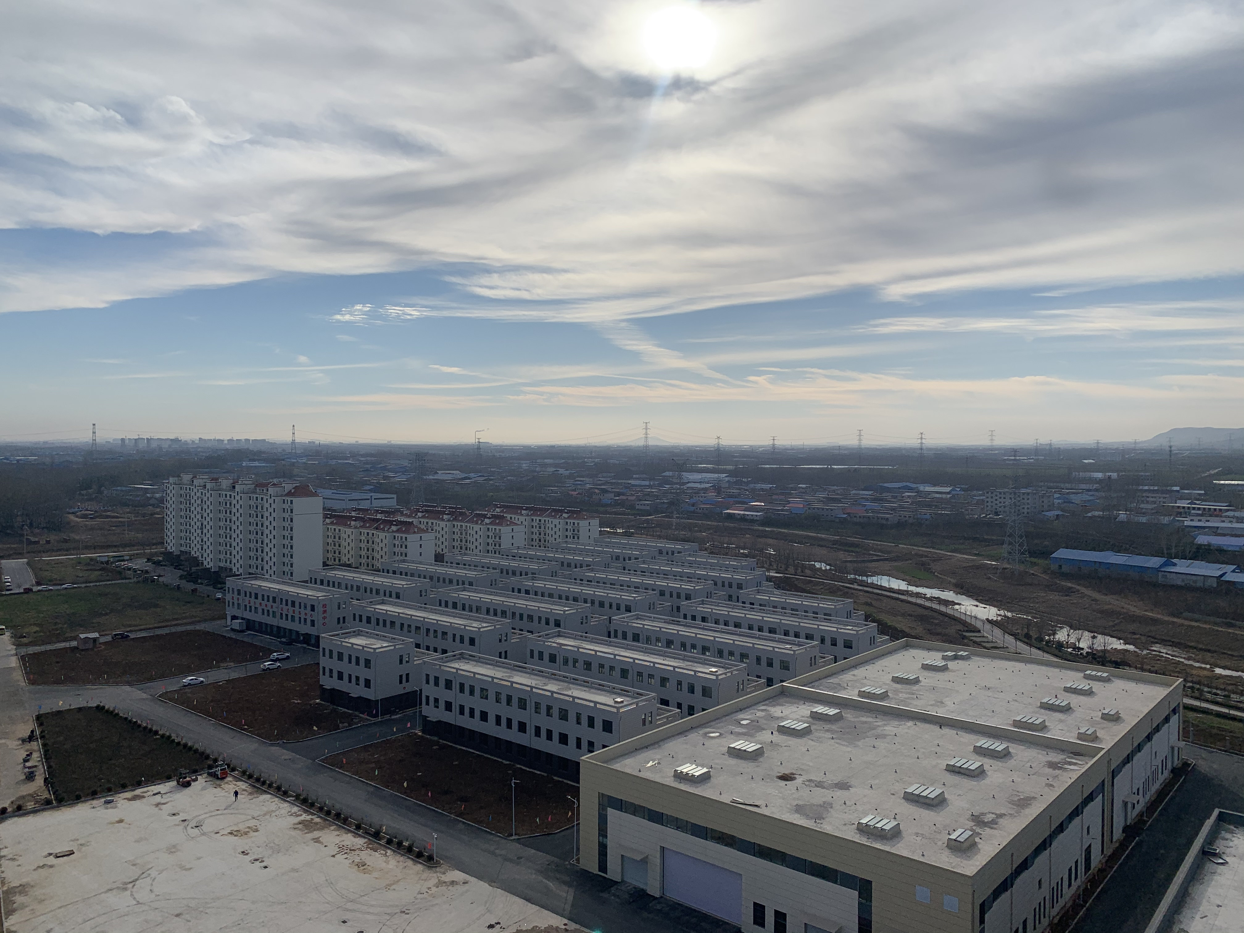 2、俯瞰物流城：蓝天白云与v体育商贸物流产业园 李凤童_副本.jpg