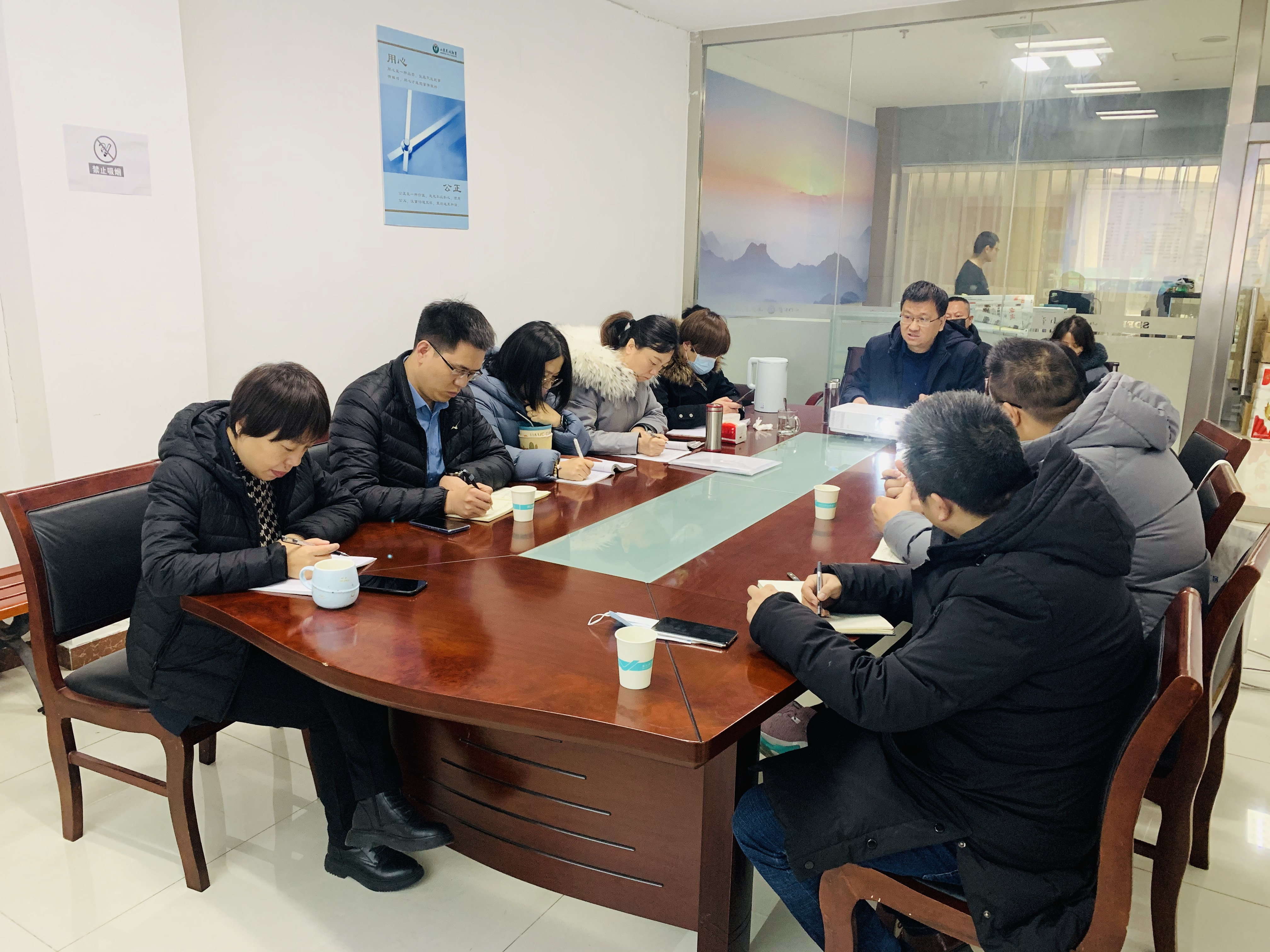 商管公司召开年度重点工作会议_副本.jpg