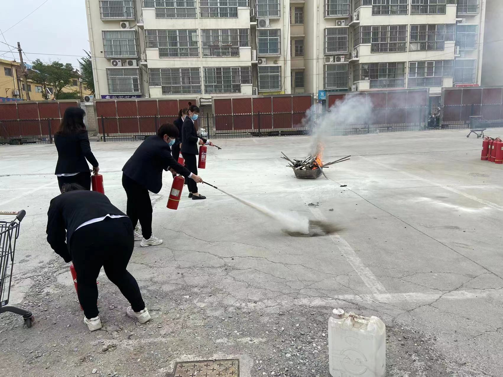 v体育不夜城项目部联合超市进行消防培训2.jpg