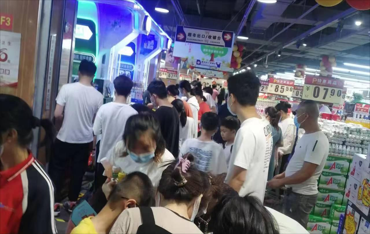 奥润特超市枣庄万达广场店举办五周年店庆活动(1).jpg