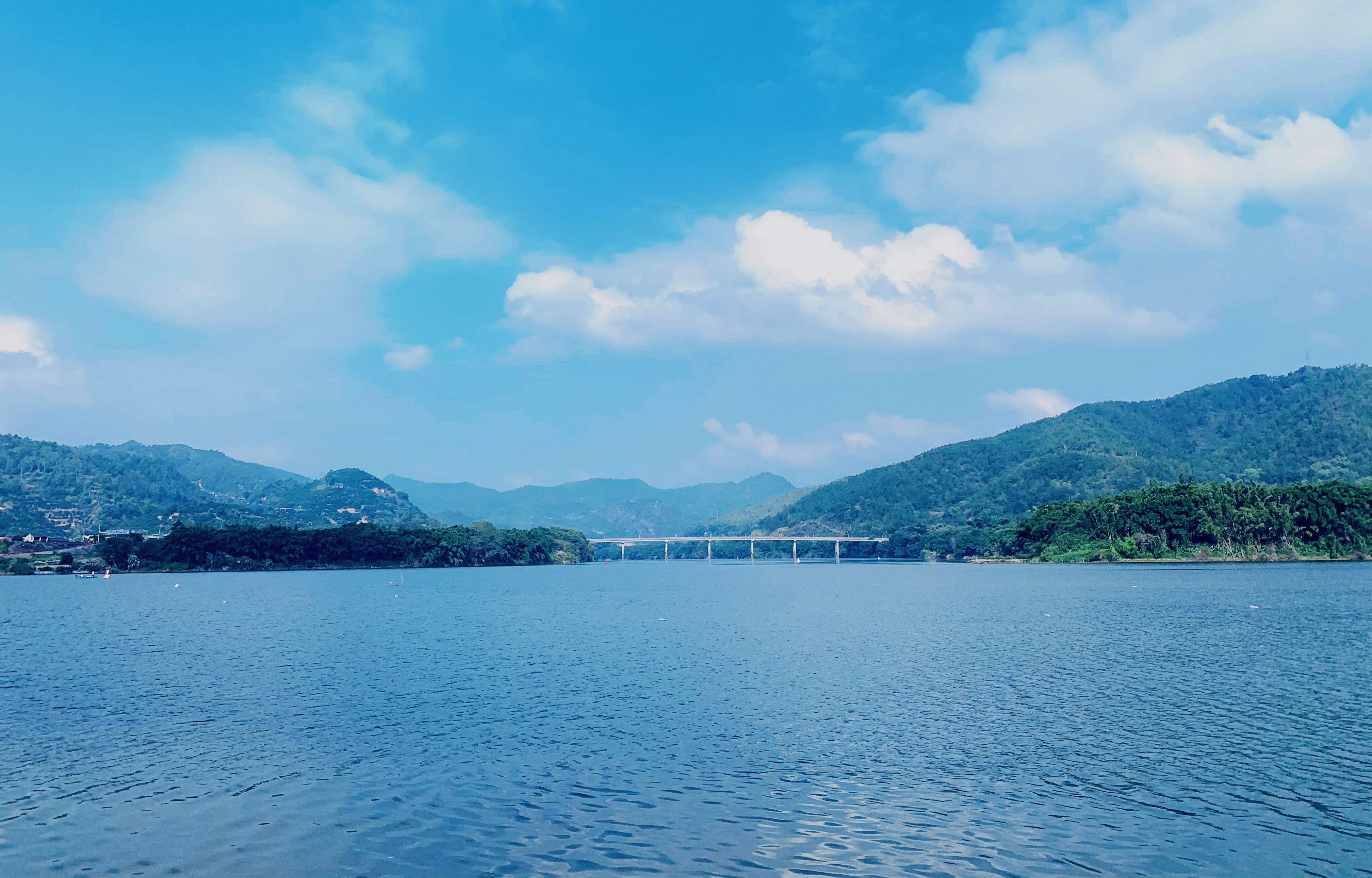 天高水阔 赵秋阳摄.jpg