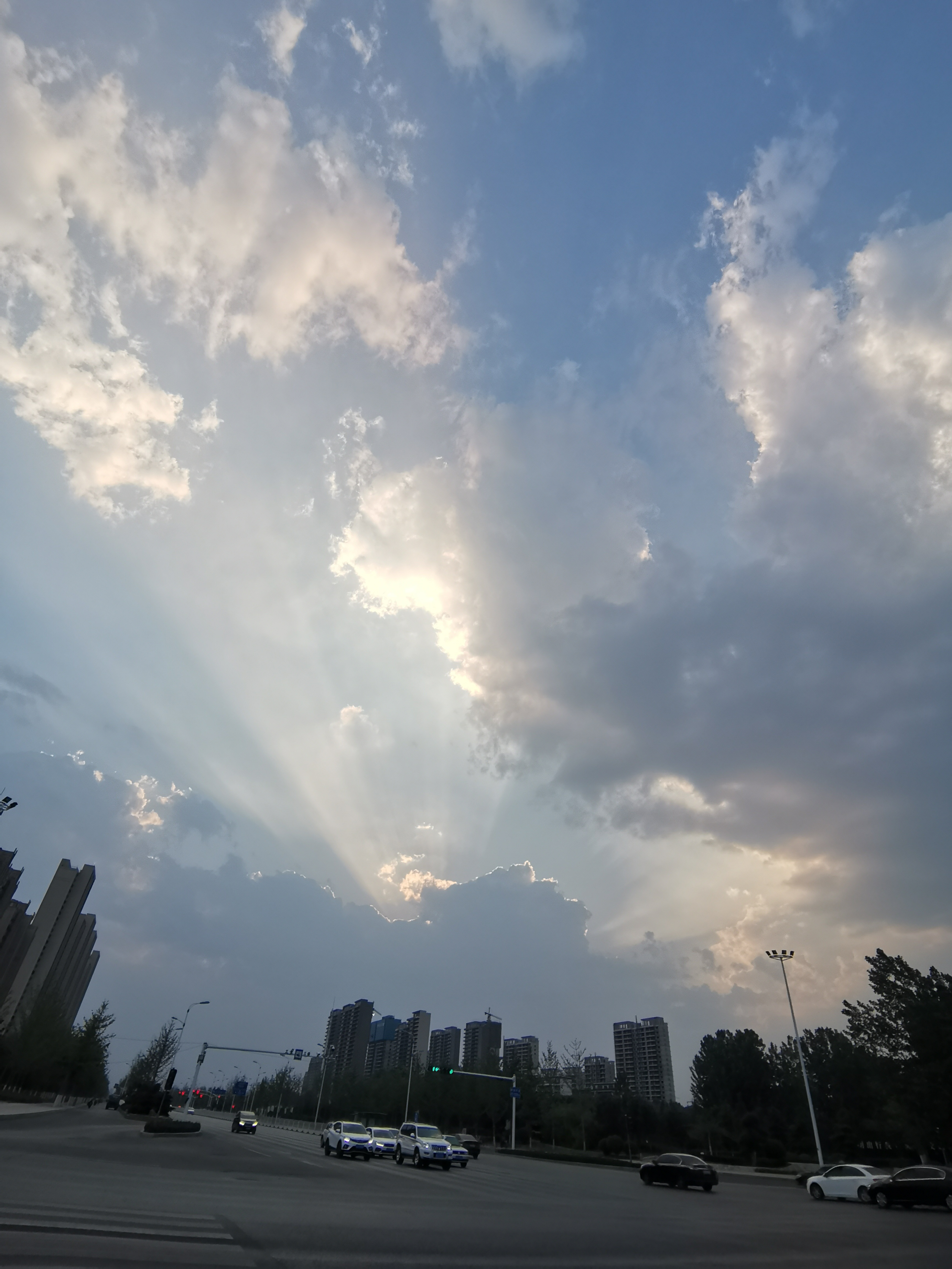 明光一线穿云白 李洪雨摄_副本.jpg