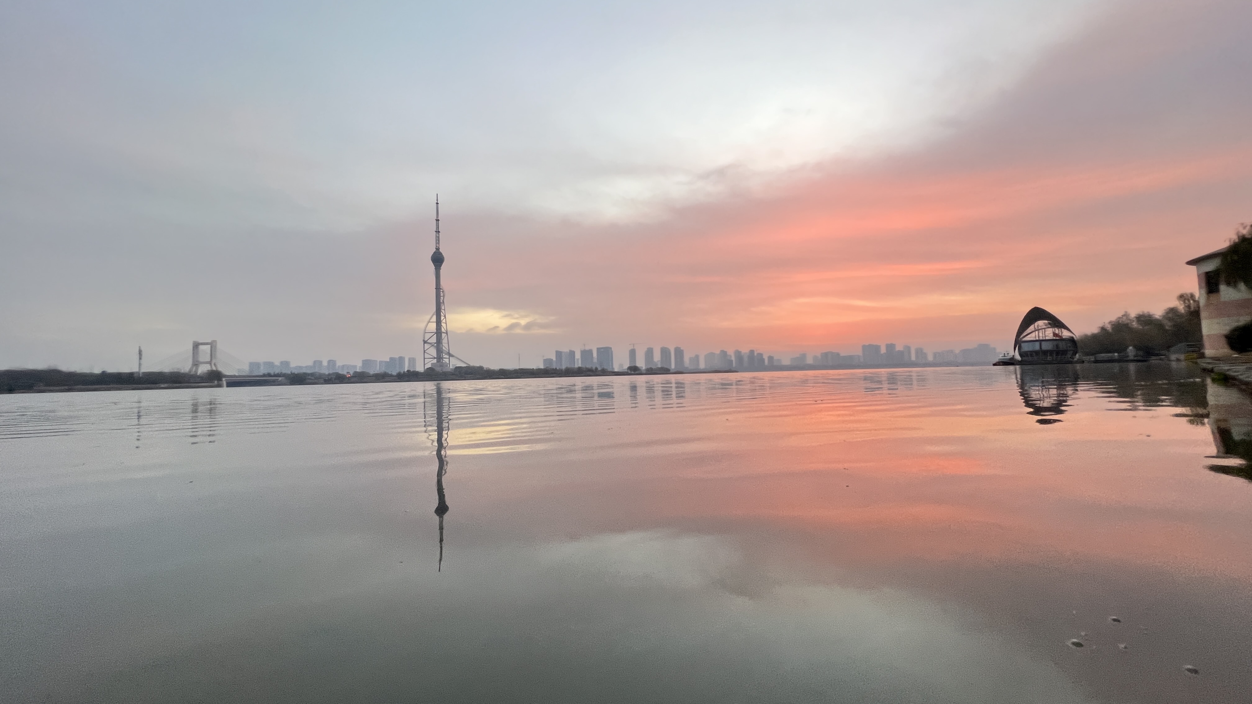 城市倒影 王彦彦摄.jpg